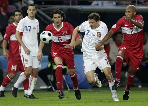 欧洲杯传奇时刻：土耳其3-2捷克逆转局势