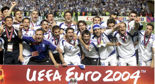 2004年欧洲杯决赛：查理斯特亚斯凌空一击，希腊神话成真